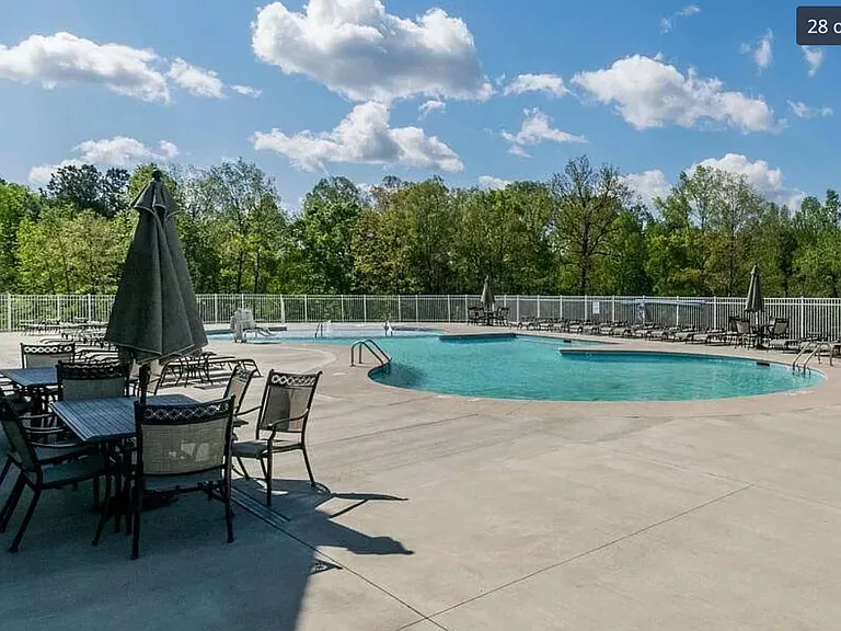 1215 Commack Dr — Photo 9