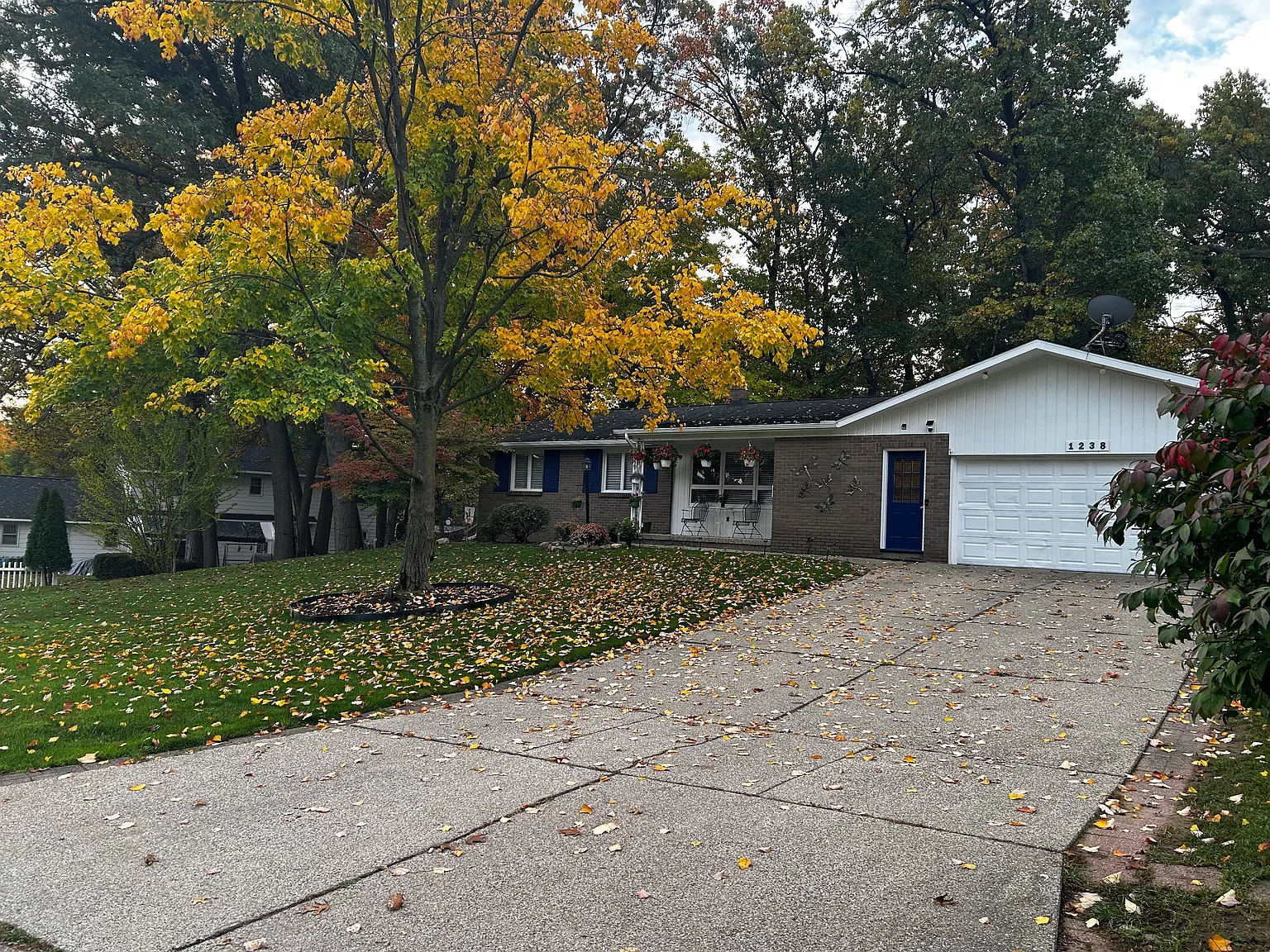 4 bed, 2678 sqft, $880 — Photo 2