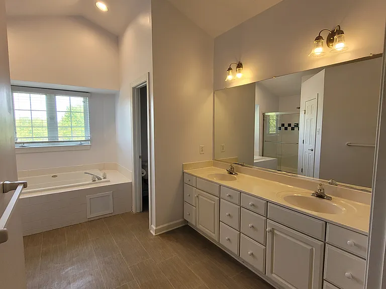 11201 Yardley Ct — Photo 10
