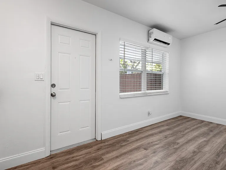 1100 NE 11th Ave #4 — Photo 7