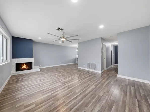 248 Greenbriar Townhouse Way, Las Vegas, NV 89121