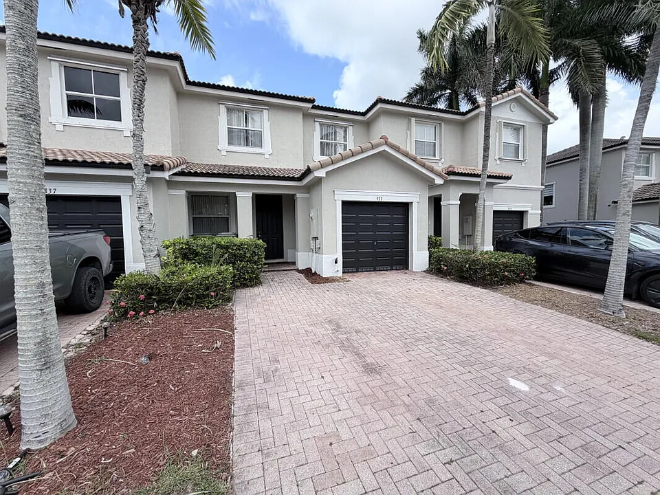 933 NE 42nd Ave