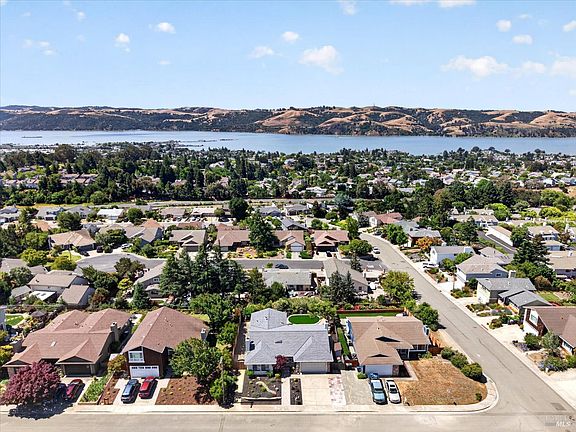 3rd image of 412 Canyon Court