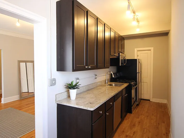 1204 W Granville Ave — Photo 4