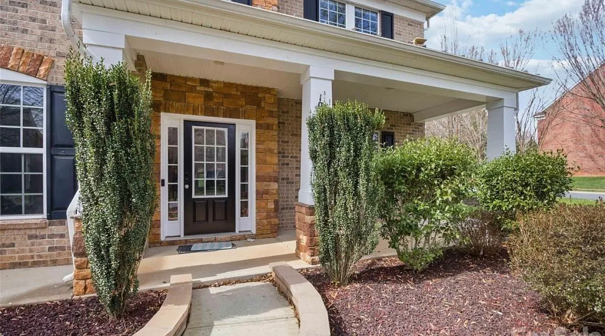 5 bed, 3816 sqft, $3,950 — Photo 2