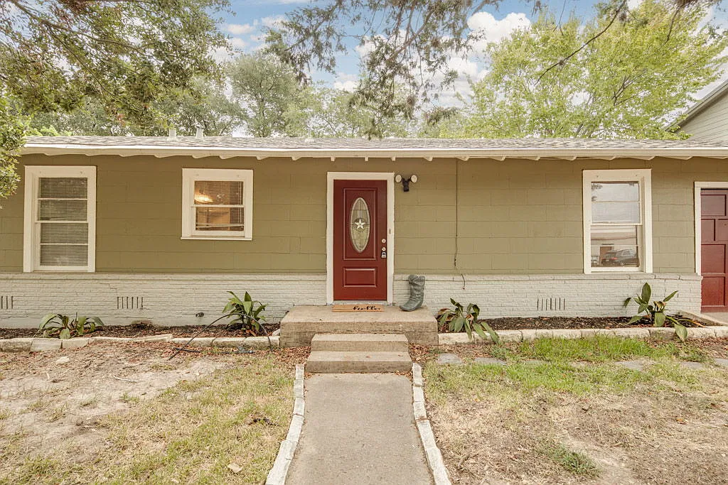 4 bed, 1992 sqft, $3,250 — Photo 1