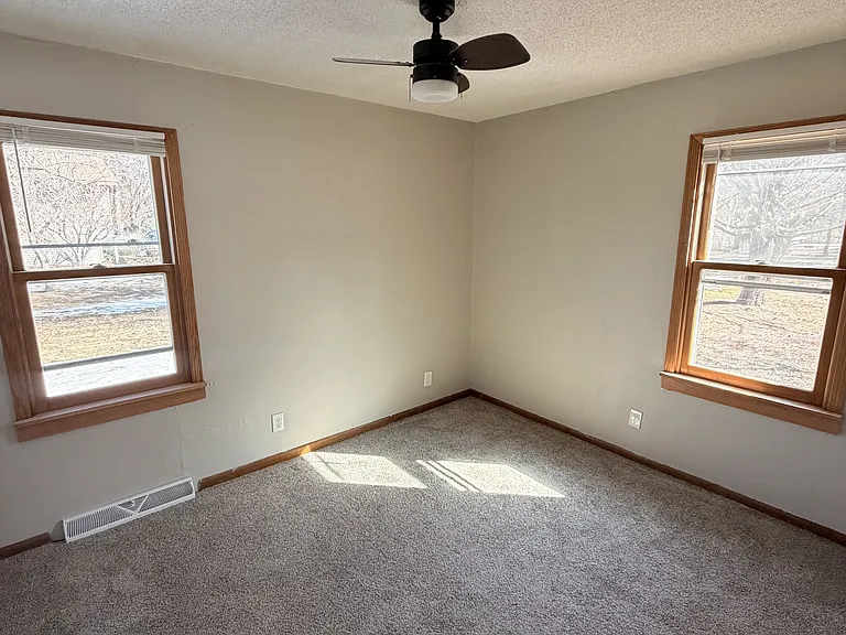 6909 Lakeview Dr — Photo 4
