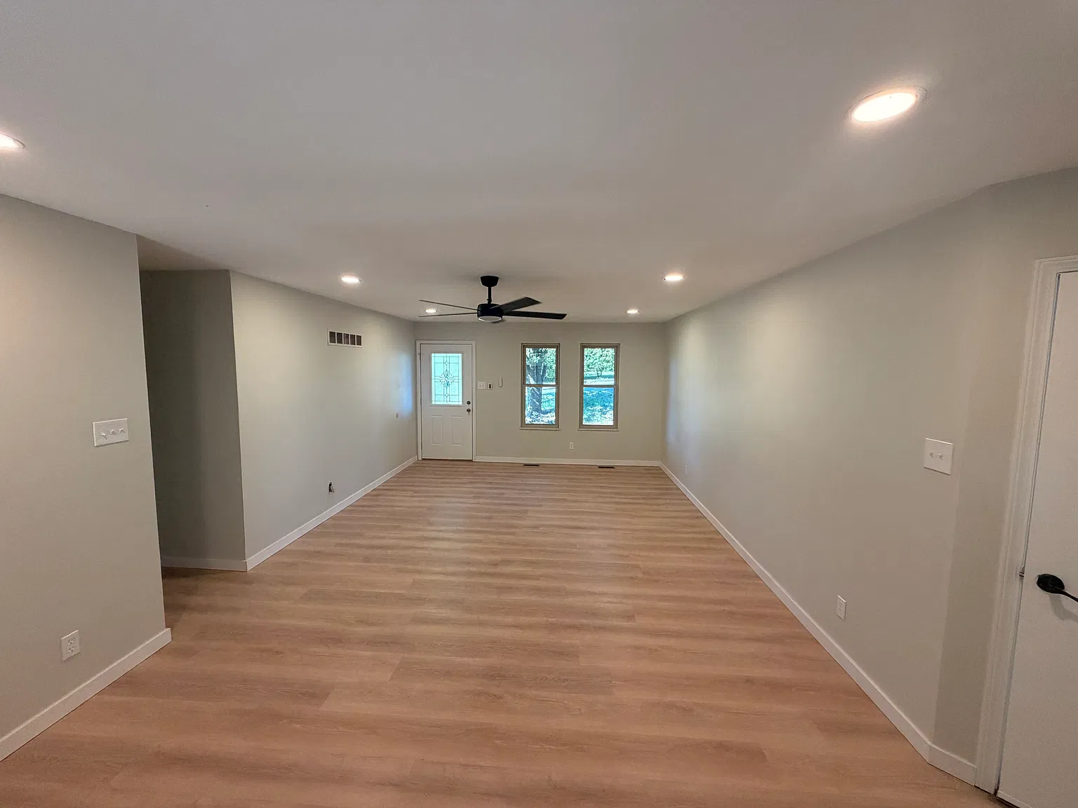4 bed, 2.5 bath, 2200 sqft, $3,000 — Photo 4
