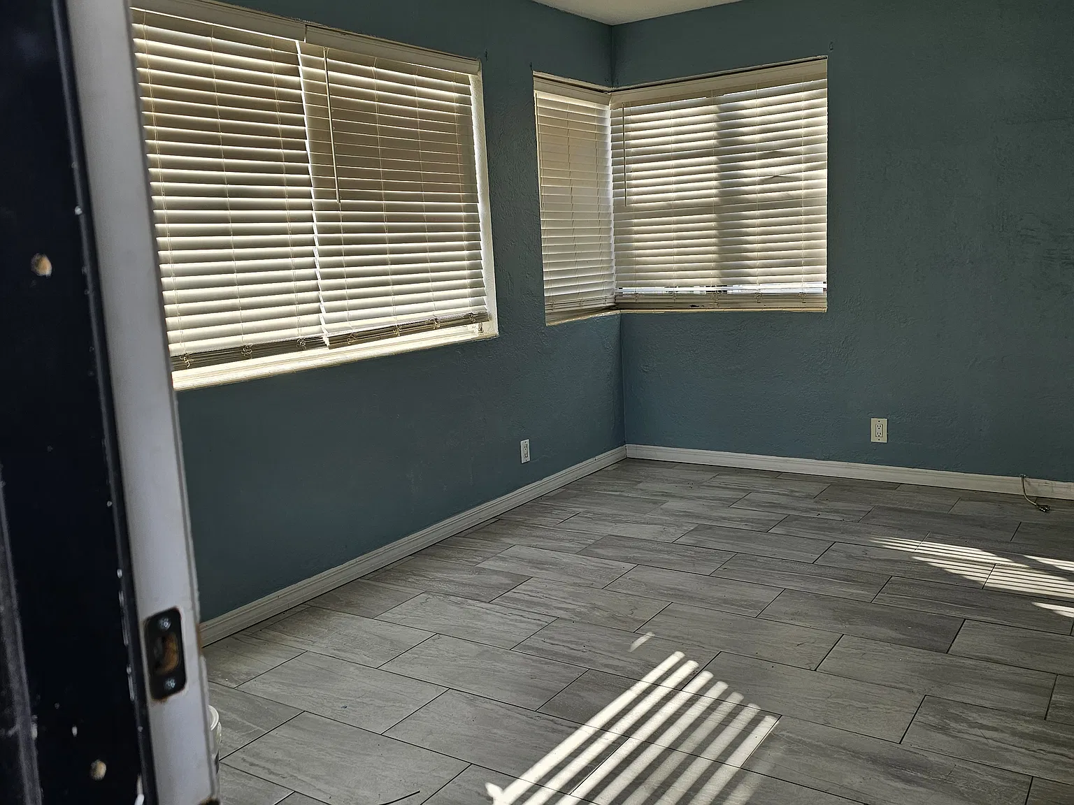 828 N Grandview Ave — Photo 2