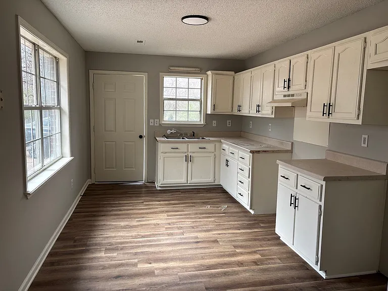 330 Main St #10 — Photo 3