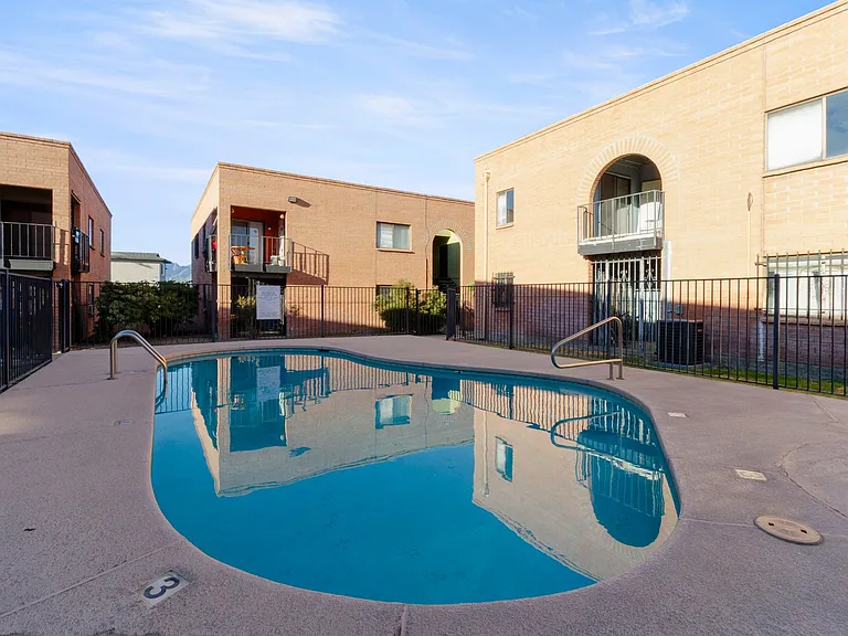 1530 S Columbus Blvd #8 — Photo 10
