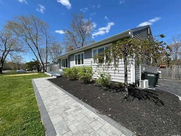 39 Middle Island Avenue, Medford, NY 11763