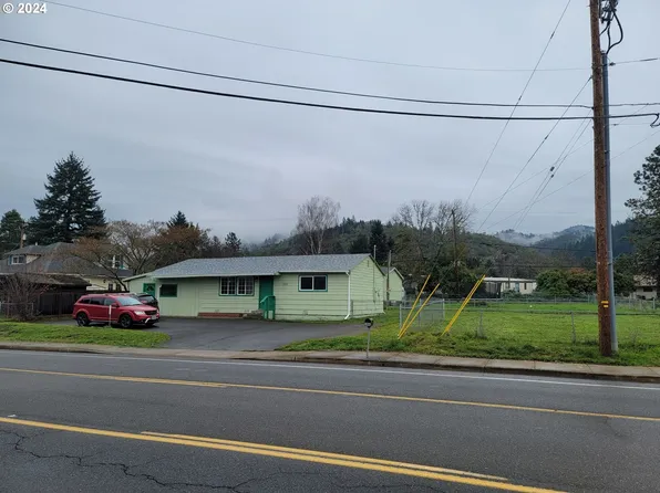 221 Loop Rd, Myrtle Creek, OR 97457
