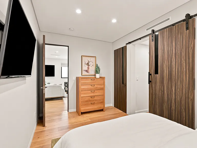 425 N Alfred St — Photo 11