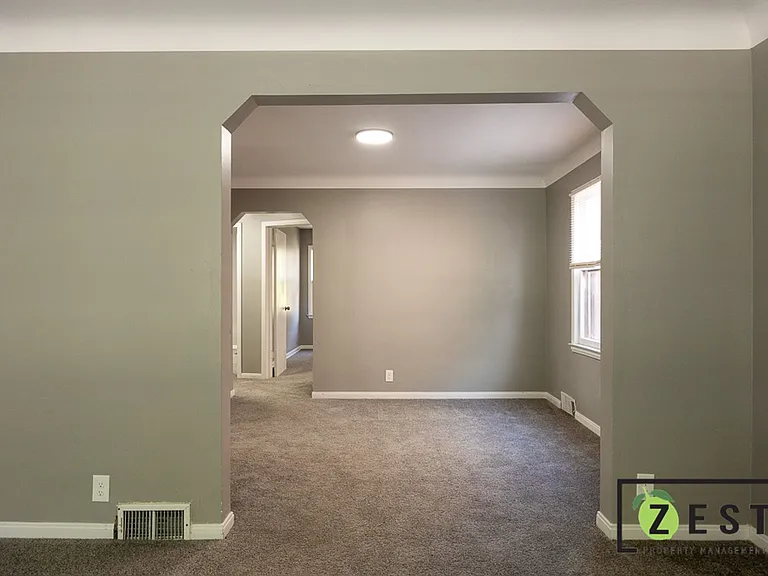 5235 Chatsworth — Photo 4