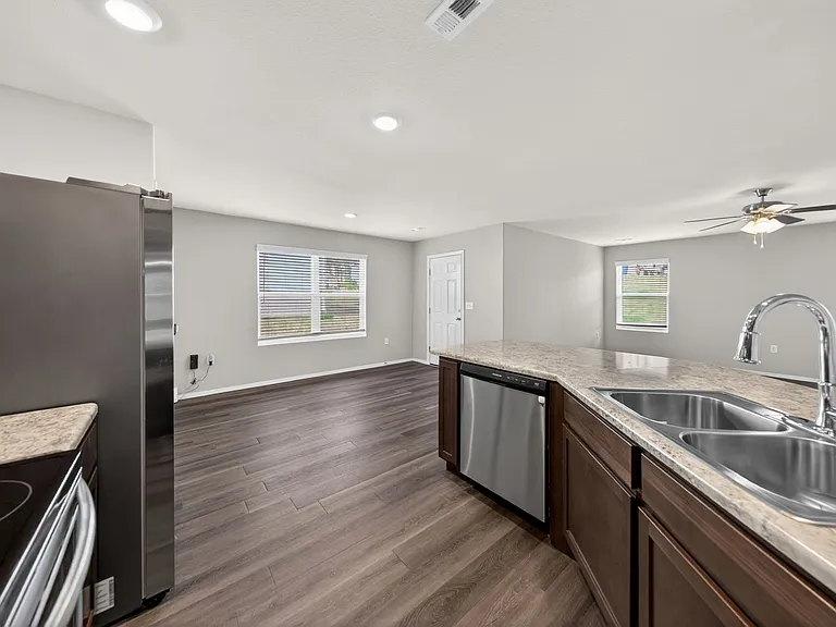 4405 Sackett Ave — Photo 11