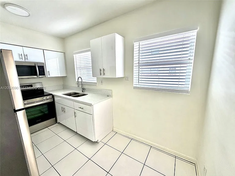 2352 NE 9th St #B — Photo 5