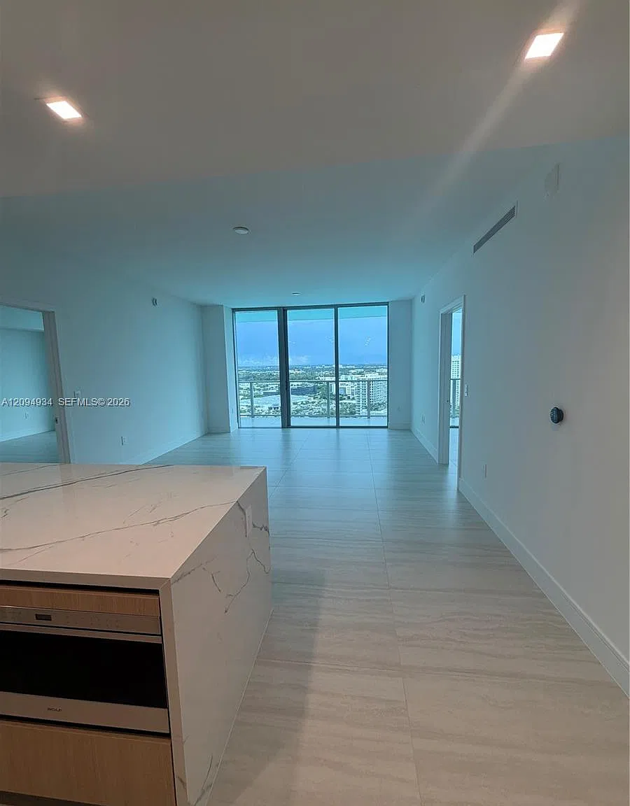 One Park Tower — Photo 2