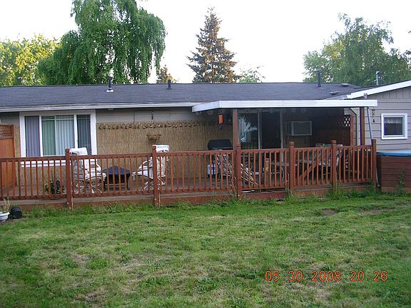 Large deck w/hot tub