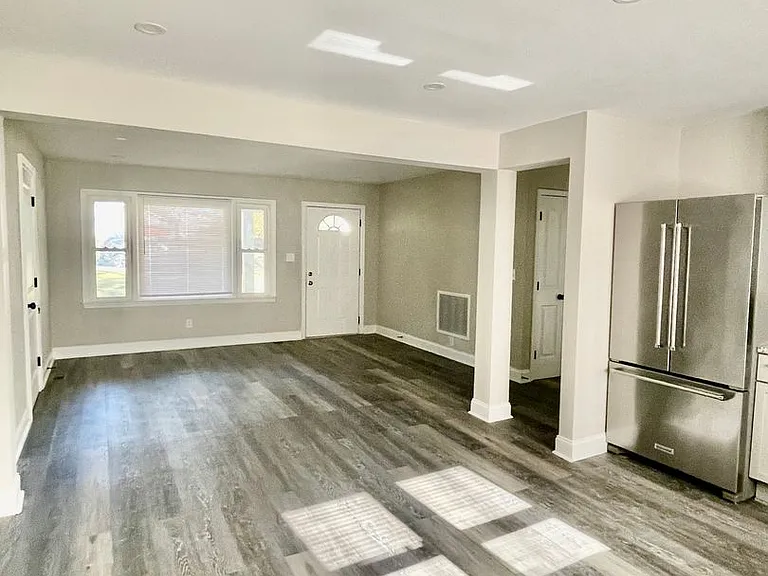 115 S Oak St — Photo 4