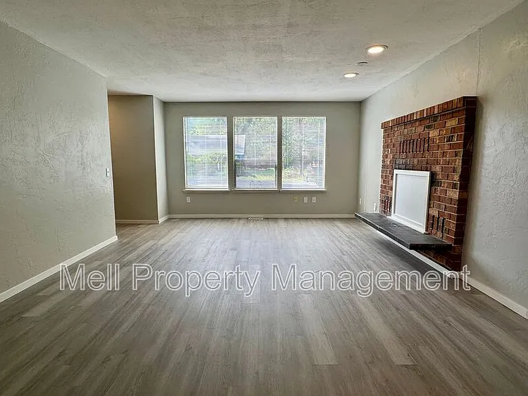 526 Holly Ln — Photo 3
