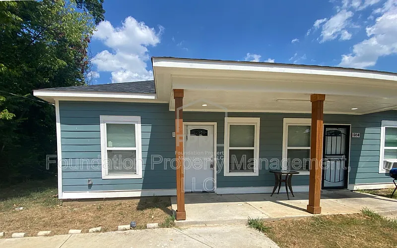 3 bed, 2.0 bath, 825 sqft, $1,100 — Photo 1