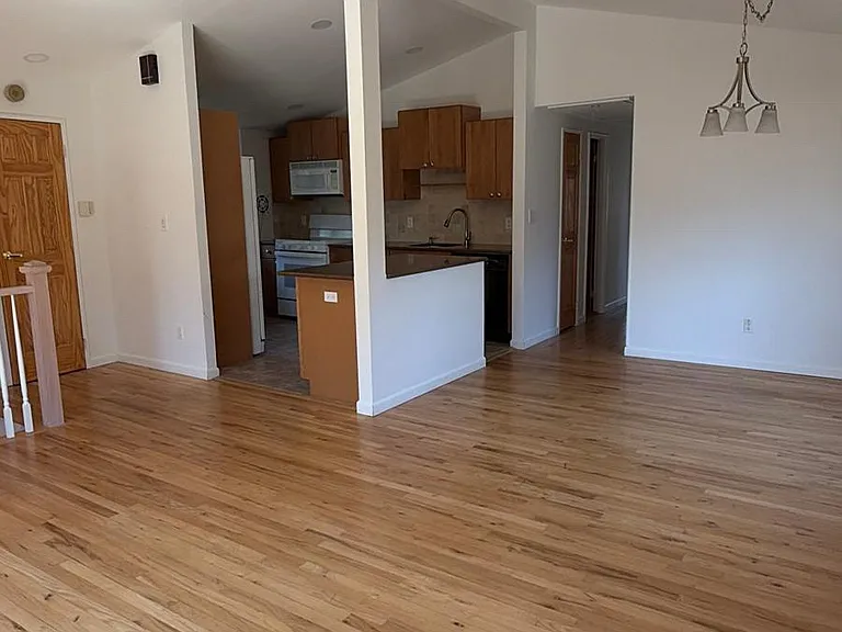 124 Auborn Ave — Photo 3