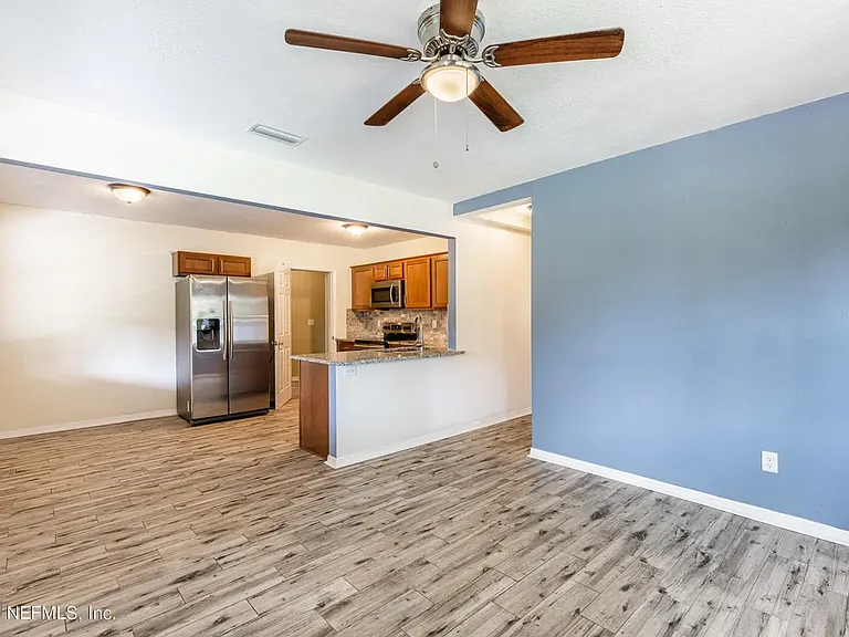 2223 Inwood Cir N — Photo 2