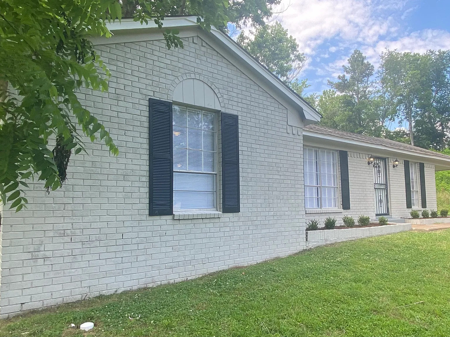 Lovely 3 Bedroom, 2 Bathroom Home — Photo 2