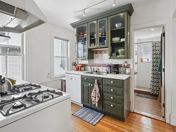 5th image of 46 Hunting St