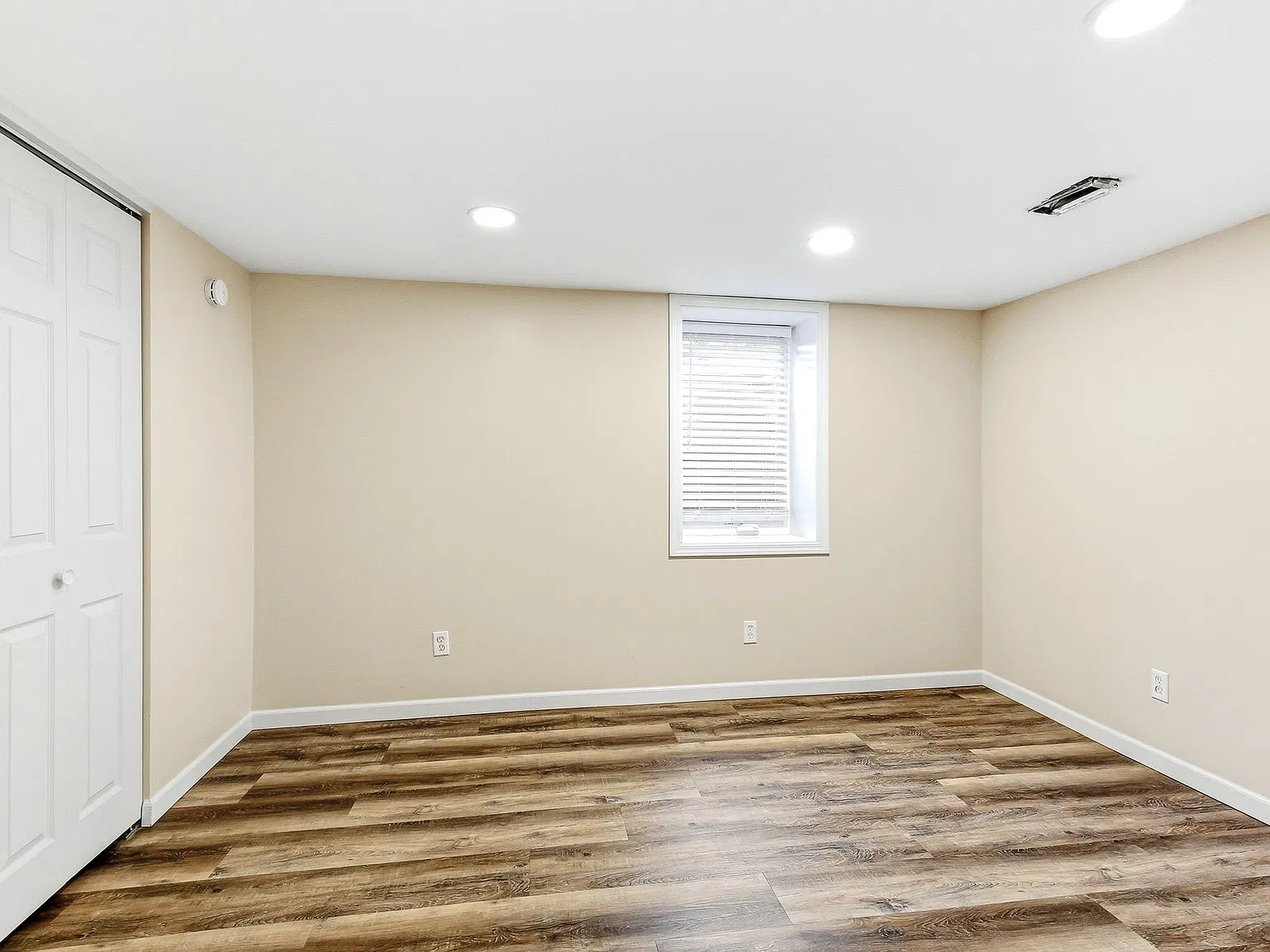 4 bed, 1.5 bath, 2400 sqft, $3,400 — Photo 3