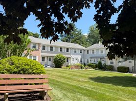 142 E Gate Ln, Hamden, CT