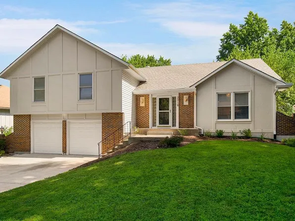 2016 E Sleepy Hollow Dr, Olathe, KS 66062
