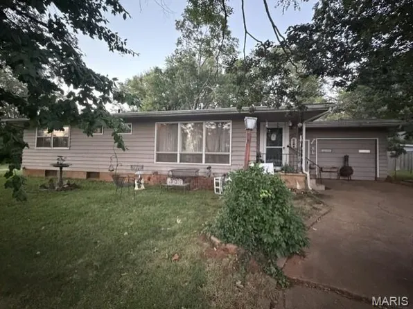 135 Pine St, Farmington, MO 63640