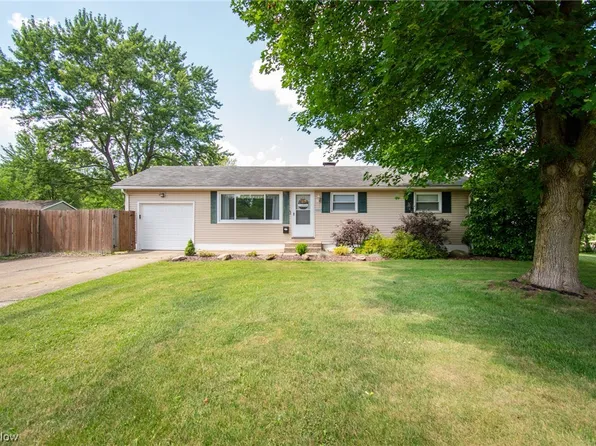 1002 Leslie Ln, Girard, OH 44420