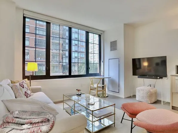 1425 Hudson Street image 5 of 20