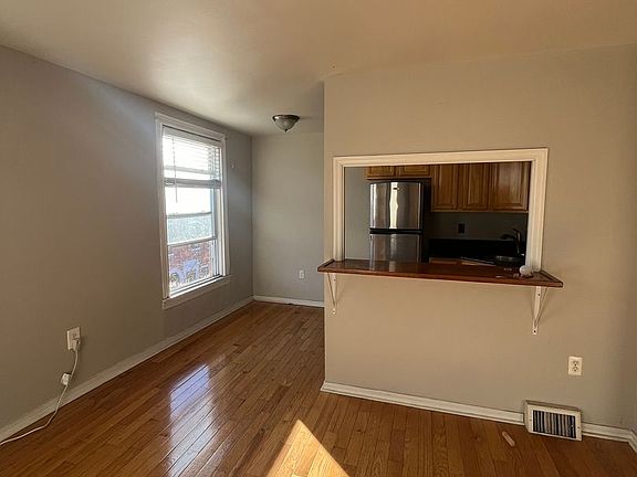 3rd image of 1619 Mount Vernon St #1619/3F