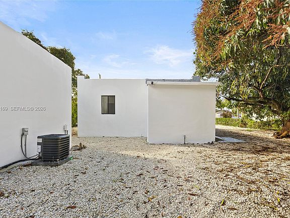 5th image of 421 NW 81st St