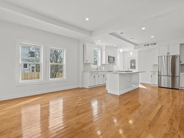 371-1 Metropolitan Ave, Roslindale, MA 02131