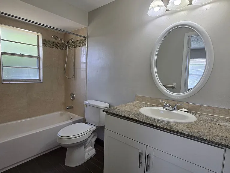 702 SE 47th St #4 — Photo 16