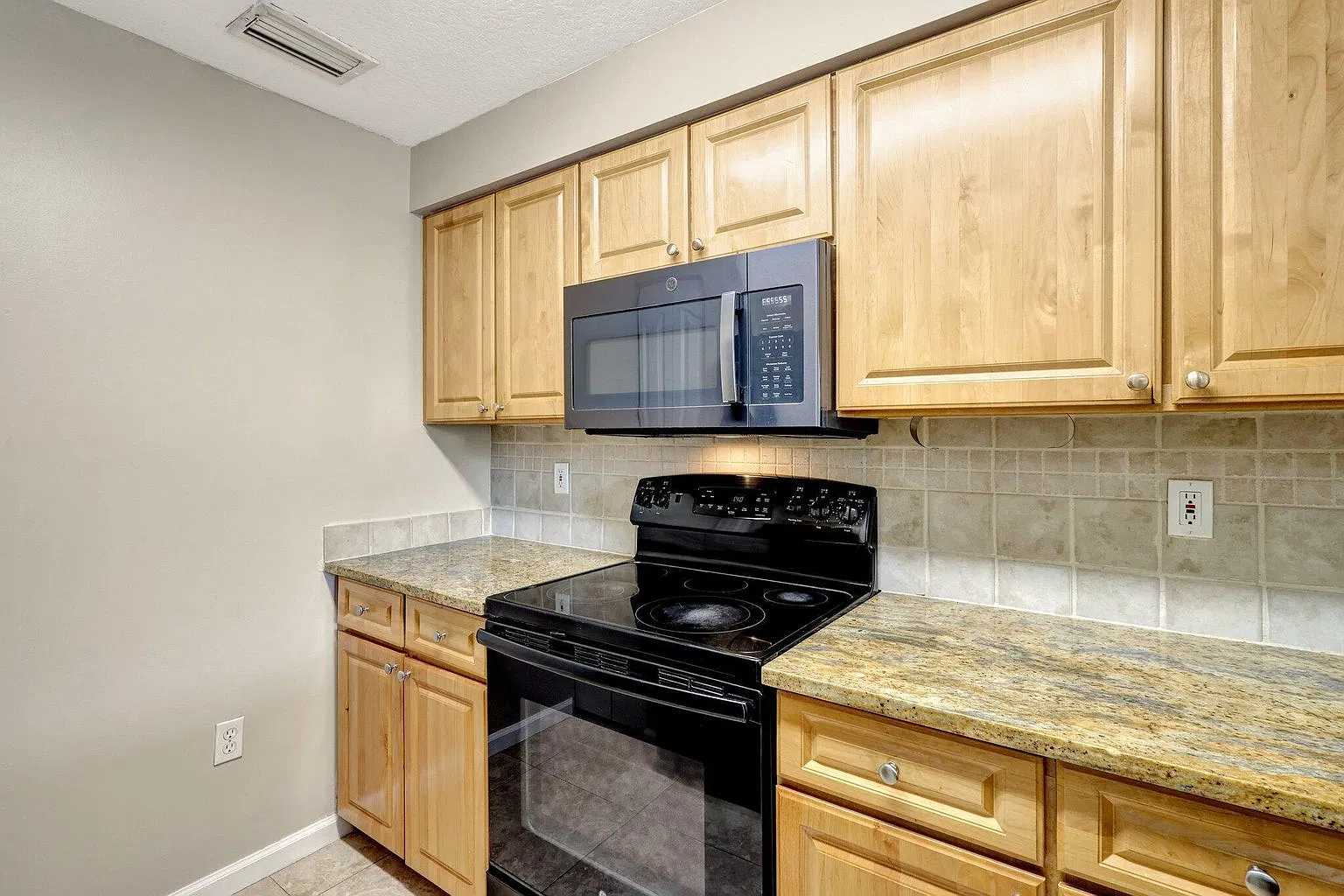 3 bed, 2.0 bath, 1362 sqft, $3,299 — Photo 2