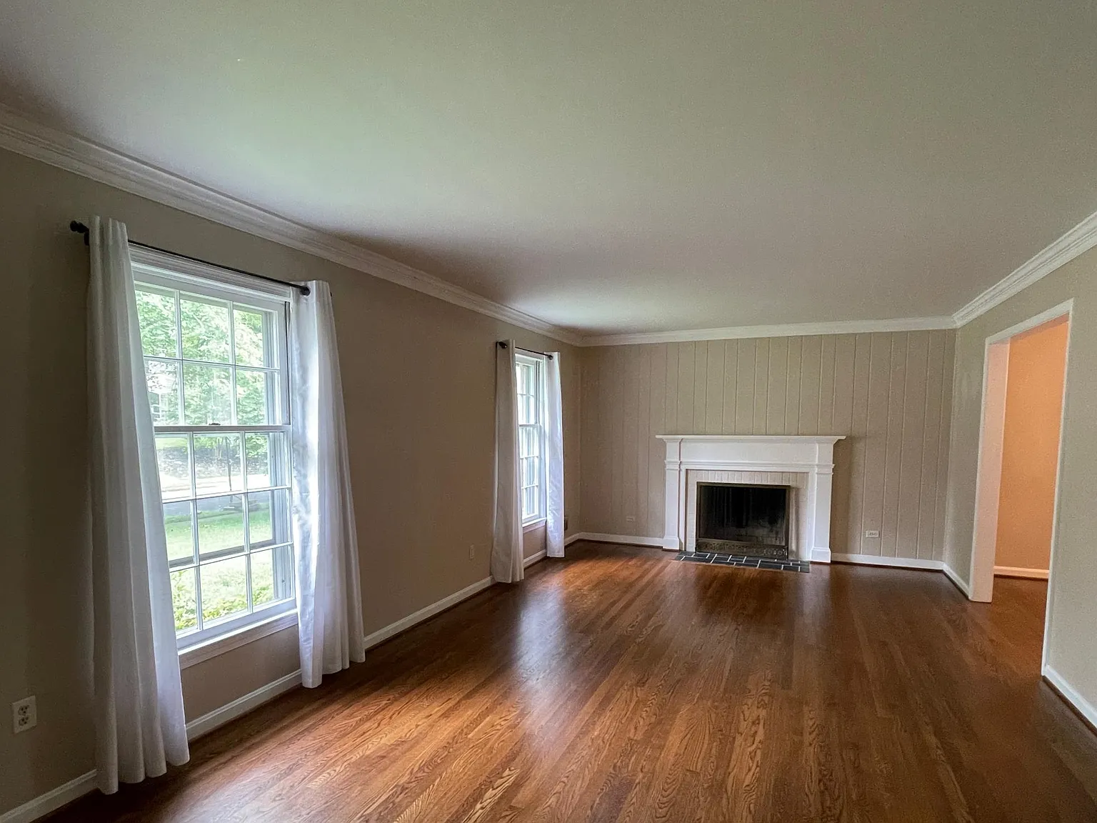 4 bed, 2.5 bath, 3200 sqft, $5,000 — Photo 3