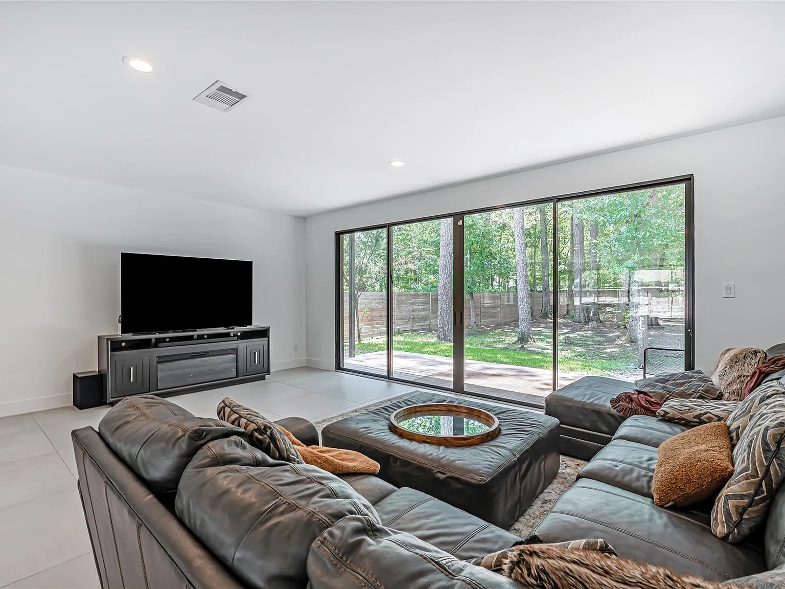 3 bed, 2.5 bath, 2198 sqft, $5,000 — Photo 1