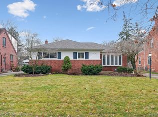 977 Roslyn Rd, Grosse Pointe Woods, MI 48236