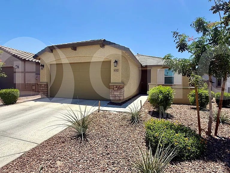 9357 W Glenrosa Ave — Photo 2