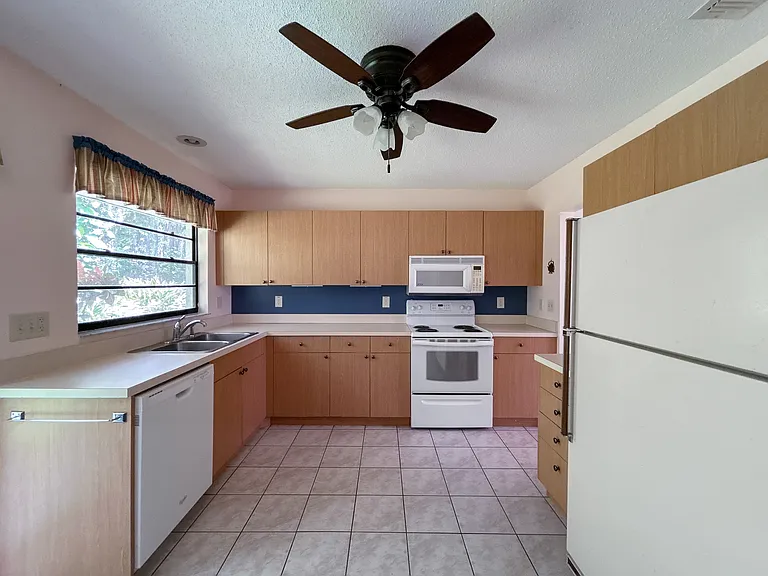 1750 Atrium Dr — Photo 11
