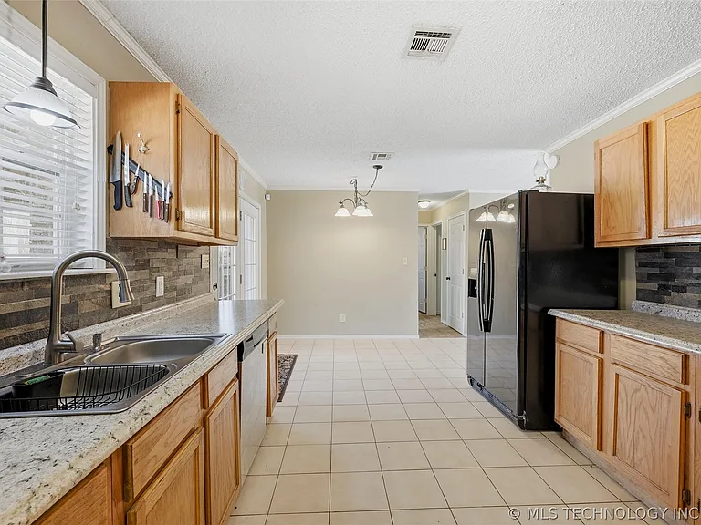 805 Harkey St — Photo 11
