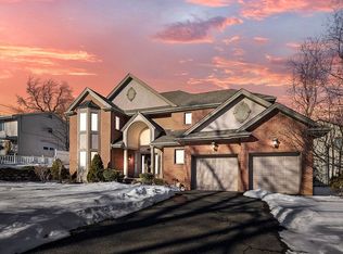 138 Lawrence Dr, Paramus, NJ 07652