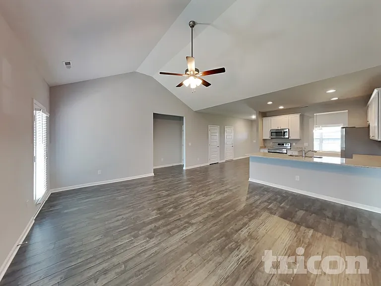 1022 Cyril Dr — Photo 2