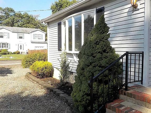 4th image of 901 4th Ave